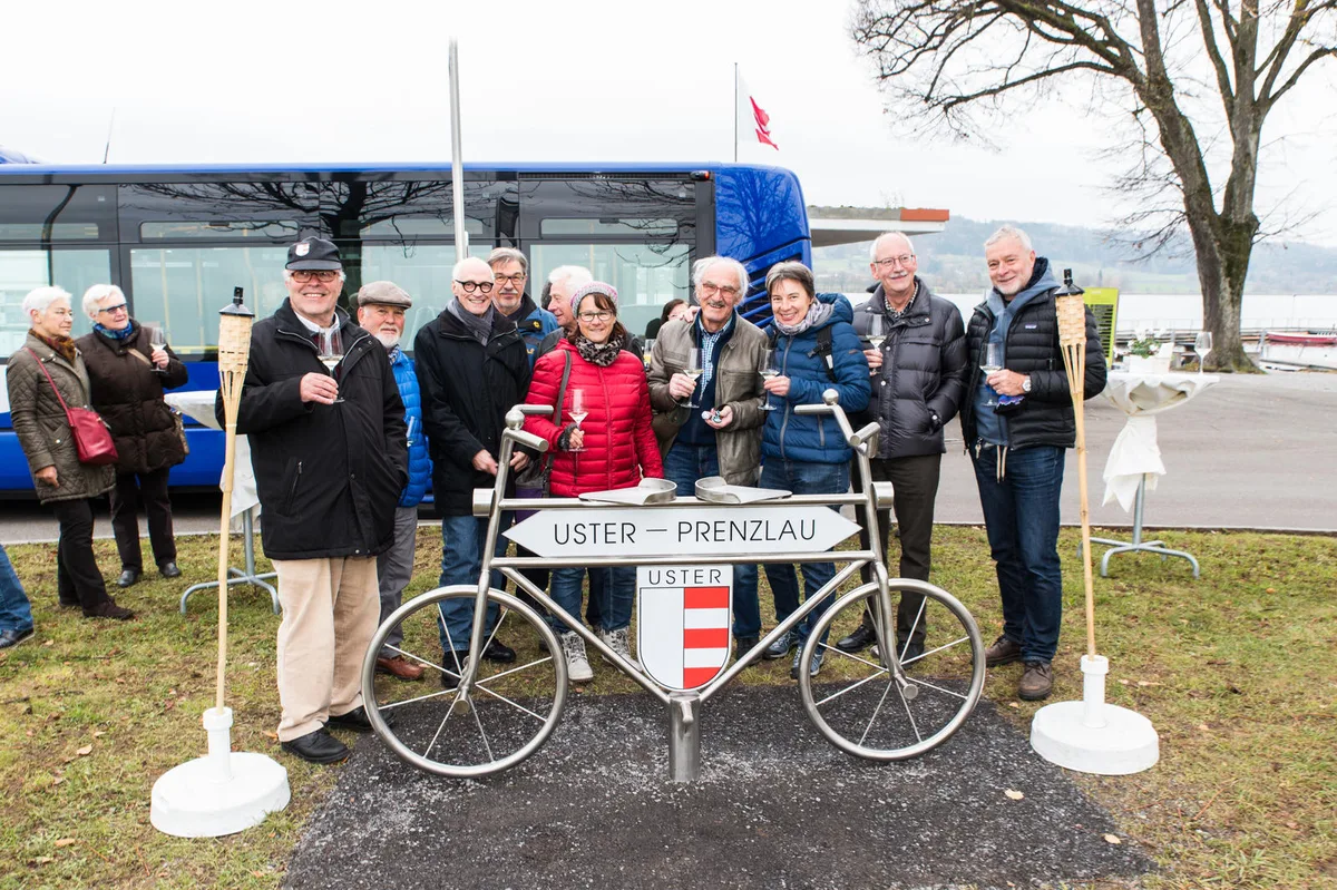 An der Enthüllung des symbolträchtigen Fahrrads mit dabei waren auch einige der 15 Velofahrer - unter ihnen Alt-Stadtpräsident Martin Bornhauser -, die im Mai 2016 gemeinsam nach Prenzlau geradelt waren. (Bild: Christian Senn), Hendrik Sommer, Bürgermeister von Prenzlau, hielt zur Enthüllung des Fahrrads eine kurze Rede. (Bild: Christian Senn), Die Miniatur-Version des Fahrrads war den Ustermern am Ende ihrer langen Velotour übergeben worden. Im Bild Bürgermeister Sommer (rechts) mit dem Ustermer Alt-Stapi Martin Bornhauser. (Bild: Christian Senn), Anstossen auf die Städtepartnerschaft: Hendrik Sommer (links) mit einem der Radtour-Teilnehmer. (Bild: Christian Senn), Das Edelstahlvelo soll an die Partnerschaft von Uster und der brandenburgischen Stadt Prenzlau erinnern. (Bild: Christian Senn)