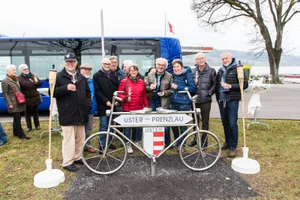 uster_20171118_denkmal_cnn_55 An der Enthüllung des symbolträchtigen Fahrrads mit dabei waren auch einige der 15 Velofahrer - unter ihnen Alt-Stadtpräsident Martin Bornhauser -, die im Mai 2016 gemeinsam nach Prenzlau geradelt waren. (Bild: Christian Senn), Hendrik Sommer, Bürgermeister von Prenzlau, hielt zur Enthüllung des Fahrrads eine kurze Rede. (Bild: Christian Senn), Die Miniatur-Version des Fahrrads war den Ustermern am Ende ihrer langen Velotour übergeben worden. Im Bild Bürgermeister Sommer (rechts) mit dem Ustermer Alt-Stapi Martin Bornhauser. (Bild: Christian Senn), Anstossen auf die Städtepartnerschaft: Hendrik Sommer (links) mit einem der Radtour-Teilnehmer. (Bild: Christian Senn), Das Edelstahlvelo soll an die Partnerschaft von Uster und der brandenburgischen Stadt Prenzlau erinnern. (Bild: Christian Senn)