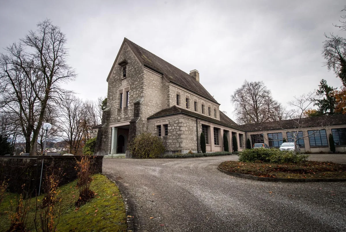 rueti_20112017_krematorium_sbo_21_preview Die private Stiftung Krematorium Rüti investiert 7,8 Millionen Franken in die Modernisierung der Anlage. (Bild: Seraina Boner), Hier im Ofenraum füllen Mitarbeiter des Krematoriums die Urnen mit der Asche der Verstorbenen. Nach dem Umbau sollen sie mehr Platz haben. (Bild: Seraina Boner), Im Ofenhaus werden die Särge mit den Verstorbenen in die Öfen gefahren. Man stelle ein immer grösser werdendes Bedürfnis der Angehörigen fest, die Verstorbenen bis zur Einfuhr in den Ofen zu begleiten, so Stiftungspräsident Peter Luginbühl. (Bild: Seraina Boner), Markus Jedele ist der leitende Architekt. Er sanierte 2009 bereits die Kapelle des Krematoriums. (Bild: Seraina Boner), Stiftungspräsident Peter Luginbühl spricht vom «grössten Bauprojekt, das die Stiftung je getätigt hat.» (Bild: Seraina Boner) , Hinter dem Krematorium im Waldfriedhof wird sieben bis acht Meter in die Tiefe gegraben, um unterirdisch einen Technikraum für die Rauchgasreinigung zu erstellen. (Bild: Seraina Boner)
