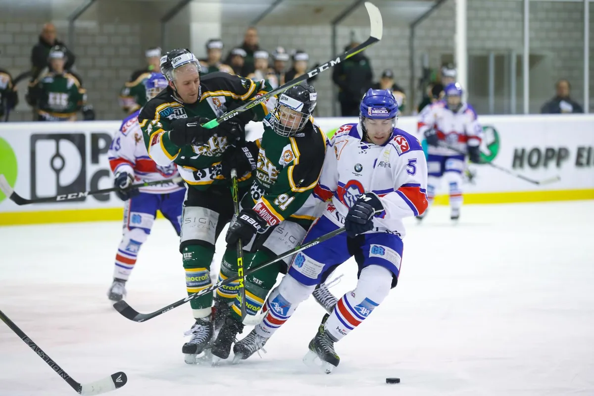 sport_18112017_eishockeyeiebellinzona_dku__4__preview Gegen Chiasso stand sich der EIE (hier Michael Sommer und Claudio Beltrame) manchmal selber im Weg. (Bild: David Kündig)