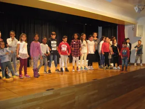 foto_8_2 Flüchtlingskinder und Primarschulkinder vom Pünt-Schulhaus bei ihrer Theateraufführung in der katholischen Pfarrei Uster (Bild: zvg), Flüchtlingskinder und Primarschulkinder vom Pünt-Schulhaus bei ihrer Theateraufführung in der katholischen Pfarrei Uster (Bild: zvg)