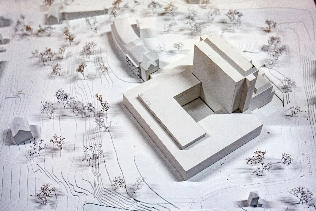 30_fr_gzoerweiterung_20112017_re_04 So wie auf diesem Modell wird das Spital Wetzikon 2025 aussehen: rechts das bestehende, sanierte Hochhaus, quasi umgeben vom fast quadratischen Neubau, und links oben der alte Westtrakt. (Bild: Mano Reichling)