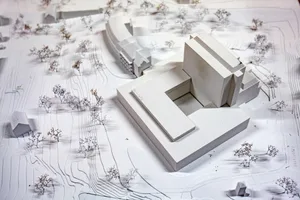 30_fr_gzoerweiterung_20112017_re_04 So wie auf diesem Modell wird das Spital Wetzikon 2025 aussehen: rechts das bestehende, sanierte Hochhaus, quasi umgeben vom fast quadratischen Neubau, und links oben der alte Westtrakt. (Bild: Mano Reichling)