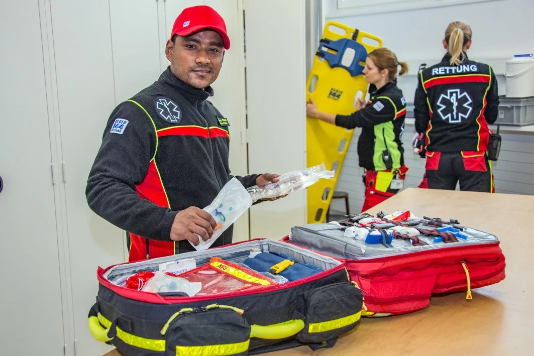 30_fr_nepalese_16112017_re_05 Rajendra Kunwar, der nepalesische Gast-Sanitäter, beim Auffüllen von Material nach einem Einsatz mit einem Team der Regio 144. (Bilder: Mano Reichling), Vom Nepal Ambulance Service zur Regio 144: EMT Rajendra Kunwar.