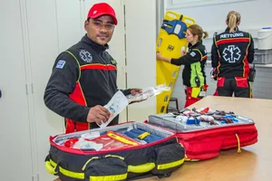 30_fr_nepalese_16112017_re_05 Rajendra Kunwar, der nepalesische Gast-Sanitäter, beim Auffüllen von Material nach einem Einsatz mit einem Team der Regio 144. (Bilder: Mano Reichling), Vom Nepal Ambulance Service zur Regio 144: EMT Rajendra Kunwar.