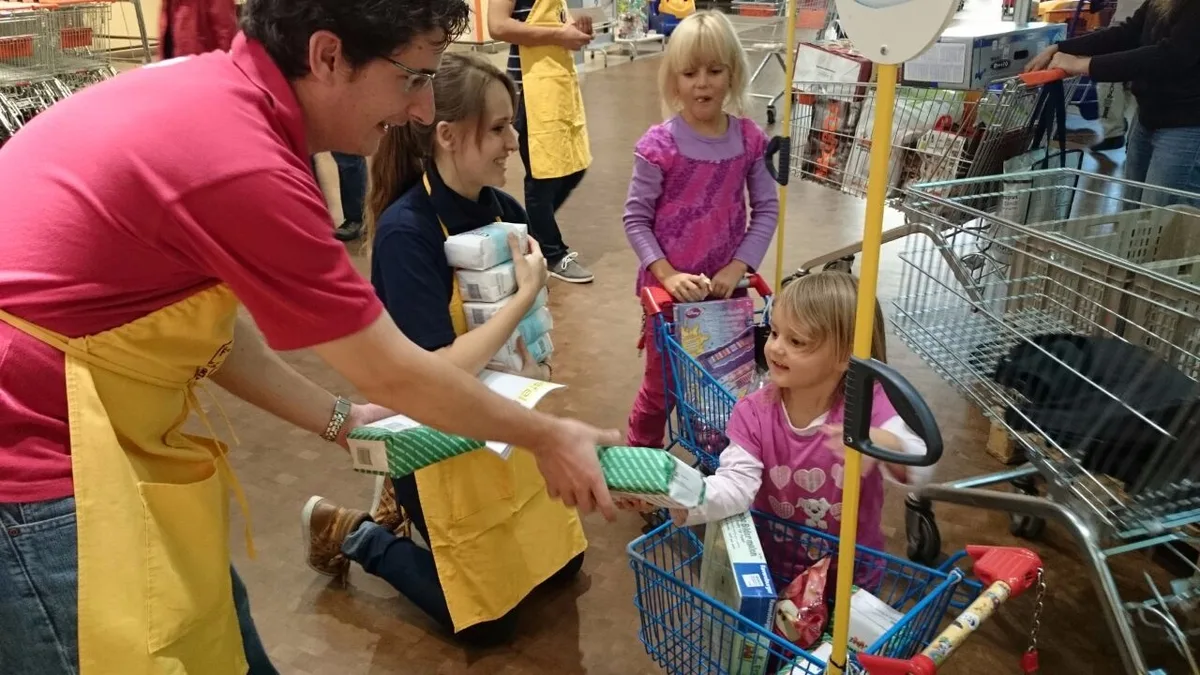 img_3045 Auch Kinder oder Jugendliche beteiligen sich jeweils an der Aktion.
(Bild: zvg) , Im vergangenen Jahr konnten 48 Kisten voller Lebensmittel der Schweizer Tafel übergeben werden.
(Bild: zvg) , Die Aktion «Ein Einkauf mehr» findet im Einkaufszentrum Rosenberg statt.
(Bild: Talina Steinmetz)