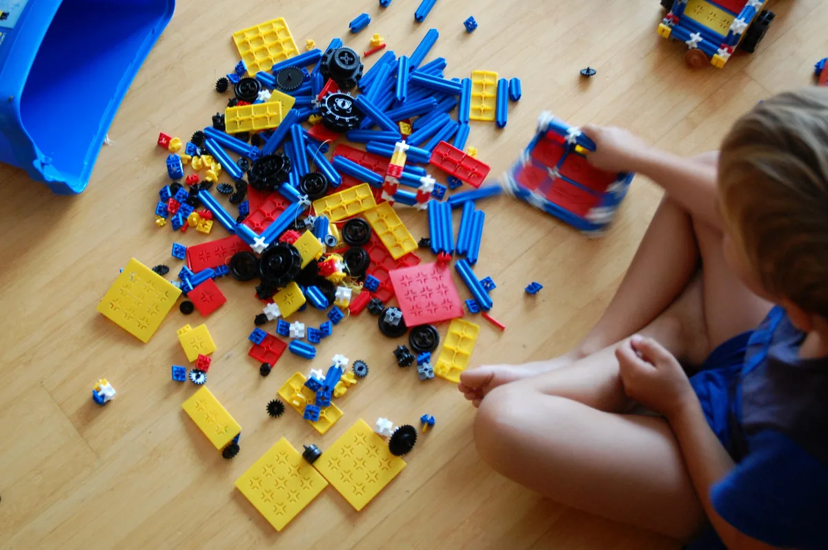 Spielen fördert bei Kindern den Lernerfolg.  (Bild: Rudolf Ortner/ pixelio.de), Die 47-jährige Winterthurerin Erika Dähler befürwortet deshalb auch ein spielerisches Lernen in der Schule.
(Bild: zvg), «Viele Kinder zeigen einen grösseren Lernerfolg, wenn sie etwas mit allen Sinnen begreifen können», so Erika Dähler. (Bild: zvg), Die Beteiligung und Interaktion der Eltern beim Spielen sei zudem bedeutsam für die Sprachentwicklung. (Bild: zvg)