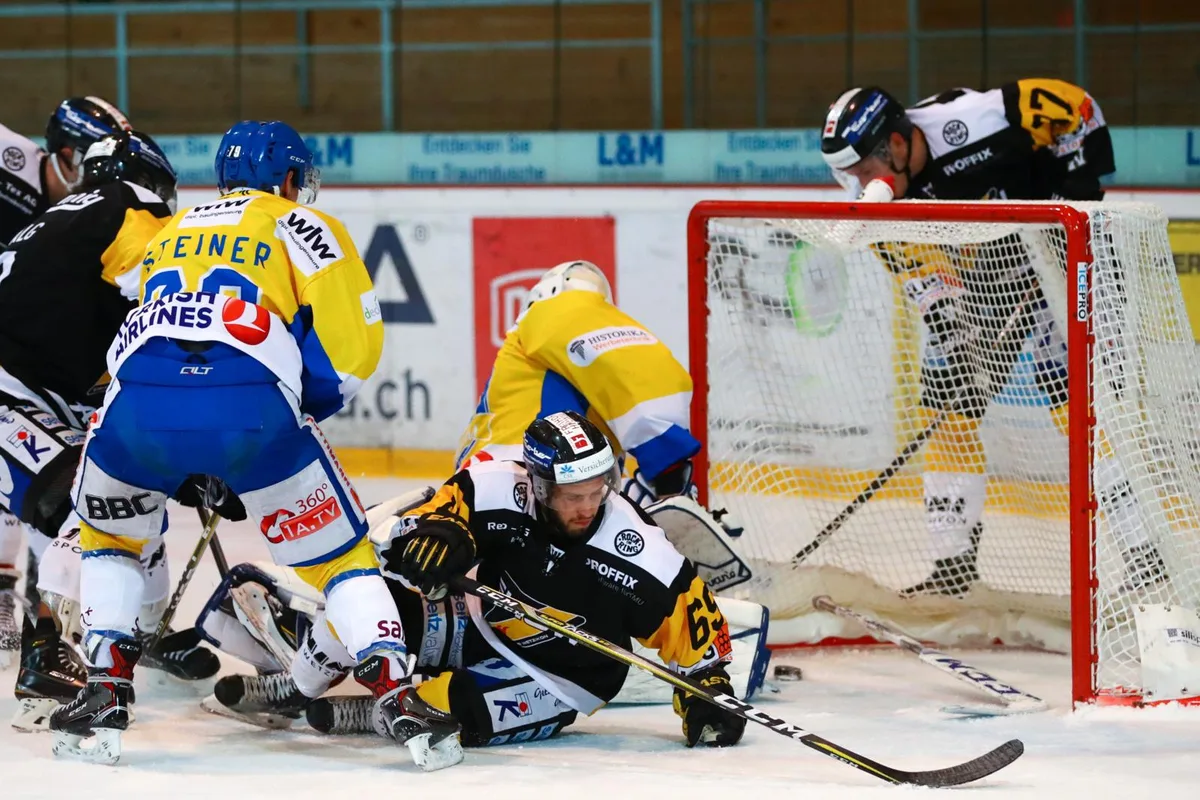 sport_07102017_eishockeywetzikonuzwil_dku__12__preview Der Wetziker Mischa Kräutli (vorne rechts) in ungemütlicher Lage. (Archivbild: David Kündig), Dennis Barts (rechts) erzielte für den EHC Dübendorf in Luzern zwei Tore. (Archivbild: David Kündig)