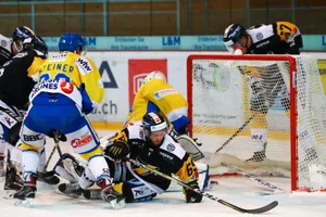 sport_07102017_eishockeywetzikonuzwil_dku__12__preview Der Wetziker Mischa Kräutli (vorne rechts) in ungemütlicher Lage. (Archivbild: David Kündig), Dennis Barts (rechts) erzielte für den EHC Dübendorf in Luzern zwei Tore. (Archivbild: David Kündig)
