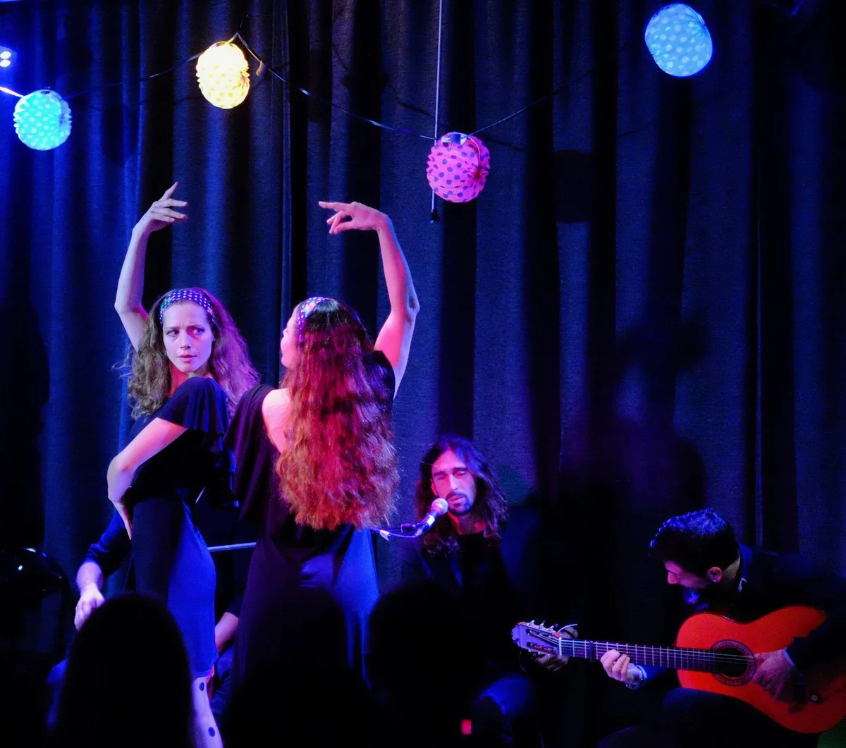 Auch traditionelle Kostüme gehören zur Flamenco-Kunst. (Bild: zvg), Ladina Bucher (links) und Nadine Philipp tanzen an vielen Veranstaltungen gemeinsam Flamenco (Bild: zvg), Auch Schüler von Ustermer Tanzschulen haben am Wochenende einen Auftritt. (Bild: zvg), Für die Flamenco-Aufführungen am Wochenende wird zur Zeit noch geprobt. (Bild: zvg)