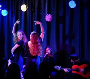 maba1120 Auch traditionelle Kostüme gehören zur Flamenco-Kunst. (Bild: zvg), Ladina Bucher (links) und Nadine Philipp tanzen an vielen Veranstaltungen gemeinsam Flamenco (Bild: zvg), Auch Schüler von Ustermer Tanzschulen haben am Wochenende einen Auftritt. (Bild: zvg), Für die Flamenco-Aufführungen am Wochenende wird zur Zeit noch geprobt. (Bild: zvg)