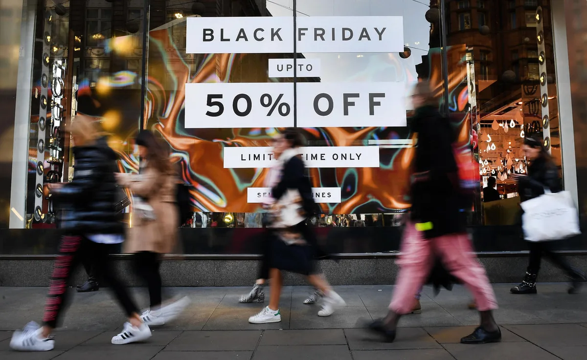 06345692 Aktionen, Rabatte und Spezialangebote: Der Black Friday lockt Kunden mit unschlagbaren Deals. Wer nicht Schlange stehen will, solle online-shoppen, empfiehlt Experte Julian Zrotz. (Bild: Andy Rain,Keystone), Julian Zrotz ist der Gründer der Online-Plattform blackfridaydeals.ch. Er ist sich sicher, dass die Beliebtheit des Black Fridays in den kommenden Jahren stark zunehmen wird. (Bild: zvg)