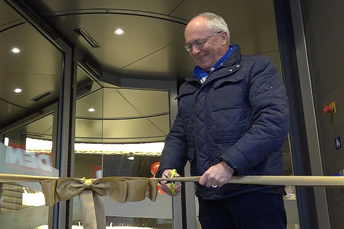 Günter Heuberger schneidet am Donnerstagmorgen das Band vor dem Haupteingang des Einkaufszentrum durch. (Bild: Simon Grässle), Beim Glücksrad gab es viele Preise zu gewinnen. (Bild: Simon Grässle)