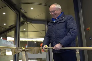 infos Günter Heuberger schneidet am Donnerstagmorgen das Band vor dem Haupteingang des Einkaufszentrum durch. (Bild: Simon Grässle), Beim Glücksrad gab es viele Preise zu gewinnen. (Bild: Simon Grässle)