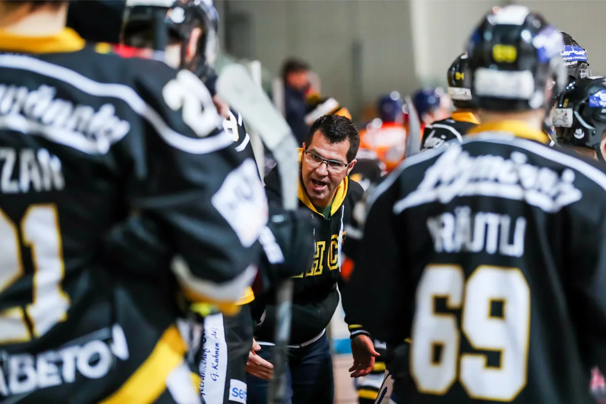 sport_04032017_eishockey_crm_24_preview EHCW-Trainer Roger Keller treibt seine Spieler an. (Archivbild: Christian Merz)