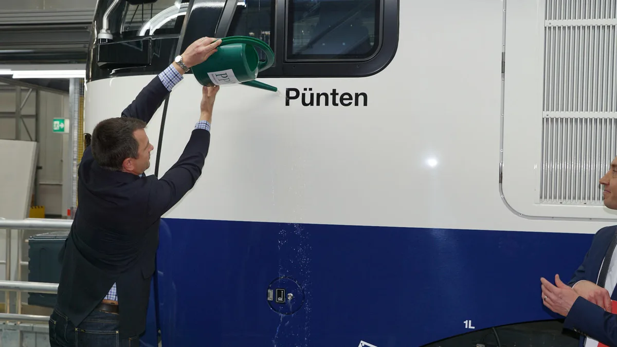 dsc00481 Dietmar Wolf, Präsident des Winterthurer Püntenpächtervereins, hatte die Ehre, einen Doppelstockzug auf den Namen «Pünten» zu taufen. (Bild: Christian Saggese), Die neue Service- und Abstellanlage der SBB heisst «Pünten». (Bild: Christian Saggese), Reto Näf (von links), Thomas Brandt (beide SBB Personenverkehr) und Dietmar Wolf erhielten von Werner Schurter ein Geschenk überreicht. (Bild: Christian Saggese), Gruppenbild mit den beiden Referenten Josef Lisibach (3.v.l.), Stadtrat Winterthur, und Franz Kagerbauer (2.v.l.), Direktor ZVV. (Bild: Christian Saggese), Rund 6100 Quadratmeter gross ist die moderne Halle. (Bild: Christian Saggese), Hier werden Züge repariert und gereinigt. (Bild: Christian Saggese), Am morgigen Tag der offenen Tür besteht die Möglichkeit, unter die Züge zu blicken... (Bild: Christian Saggese), ...wie auch in die Fahrerkabine. (Bild: Christian Saggese), Nochmals die Fahrerkabine. (Bild: Christian Saggese), Allen Nicht-Winterthurer wird hier erklärt, was Pünten sind. (Bild: Christian Saggese), Einblick in die Halle. (Bild: Christian Saggese), So sieht die imposante Halle von aussen aus. (Bild: Christian Saggese), Werner Schurter, Leiter Regionen SBB Personenverkehr: «Wenn die SBB investiert, dann in die Zufriedenheit der Kunden. Diese wird mit der neuen Anlage besser gewährleistet.» (Bild: Christian Saggese), Franz Kagerbauer, Direktor ZVV: «Für solche Investitionen wird der Platz im urbanen Raum knapp. Daher ein grosses Danke an Winterthur und Wiesendangen, die uns das Land zur Verfügung stellen.» (Bild: Christian Saggese), Josef Lisibach, Stadtrat Winterthur: «Der Verkauf des Grundstücks an die SBB hat sich mehr als gelohnt. Die Investitionen sind eine Chance für unsere Stadt.»
