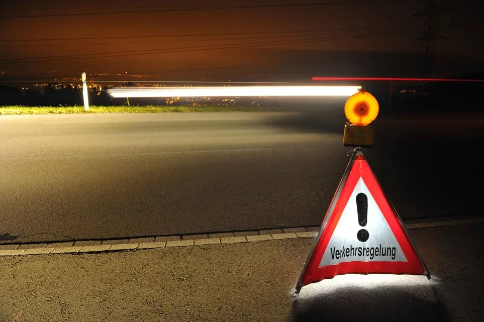 Auf der Oberlandautobahn kam es am frühen Morgen zu einem Selbstunfall. (Symbolbild: Christoph Bantli)