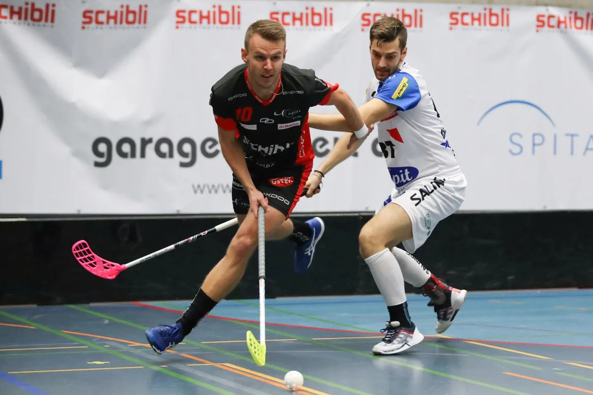 sport_18112017_unihockeyusterkloten_dku__1__preview Oskar Henriksson (links) schoss den UHC Uster gegen GC in der Verlängerung ins Glück. (Archivbild: David Kündig)