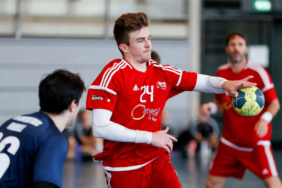 sport_22102017_handball_crm_001_preview Der Ustermer Peter Balsiger (rechts) wird vom Gegenspieler bedrängt. (Bild: Christian Merz)