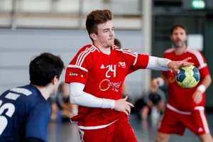 sport_22102017_handball_crm_001_preview Der Ustermer Peter Balsiger (rechts) wird vom Gegenspieler bedrängt. (Bild: Christian Merz)