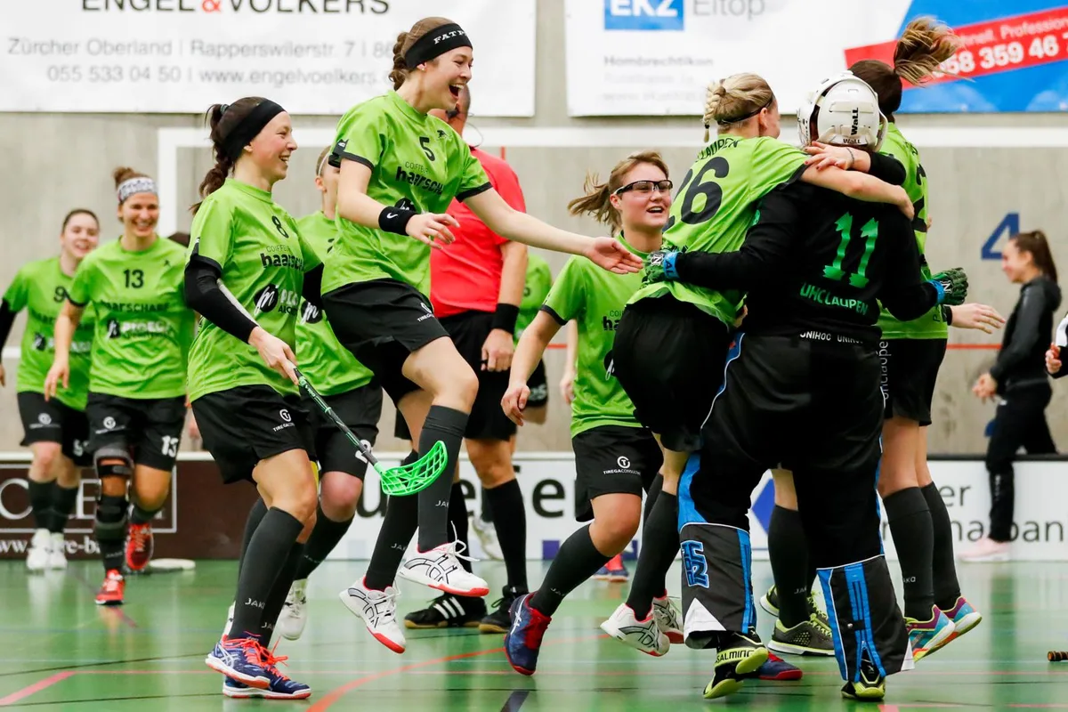 sport_26102017_unihockey_crm_01_preview Jubel bei den Laupnerinnen: Mit dem 2:1-Sieg im Derby haben sie den 2. Rang in der NLB verteidigt. (Bild: Christian Merz), Ihr gelang der entscheidende Treffer: Sina Hofmann schoss Laupen zum Sieg. (Bild: Christian Merz), Die Floorball Riders und ihr Trainer Ursin Spescha fanden gegen Laupen kein Mittel. (Bild: Christian Merz)
