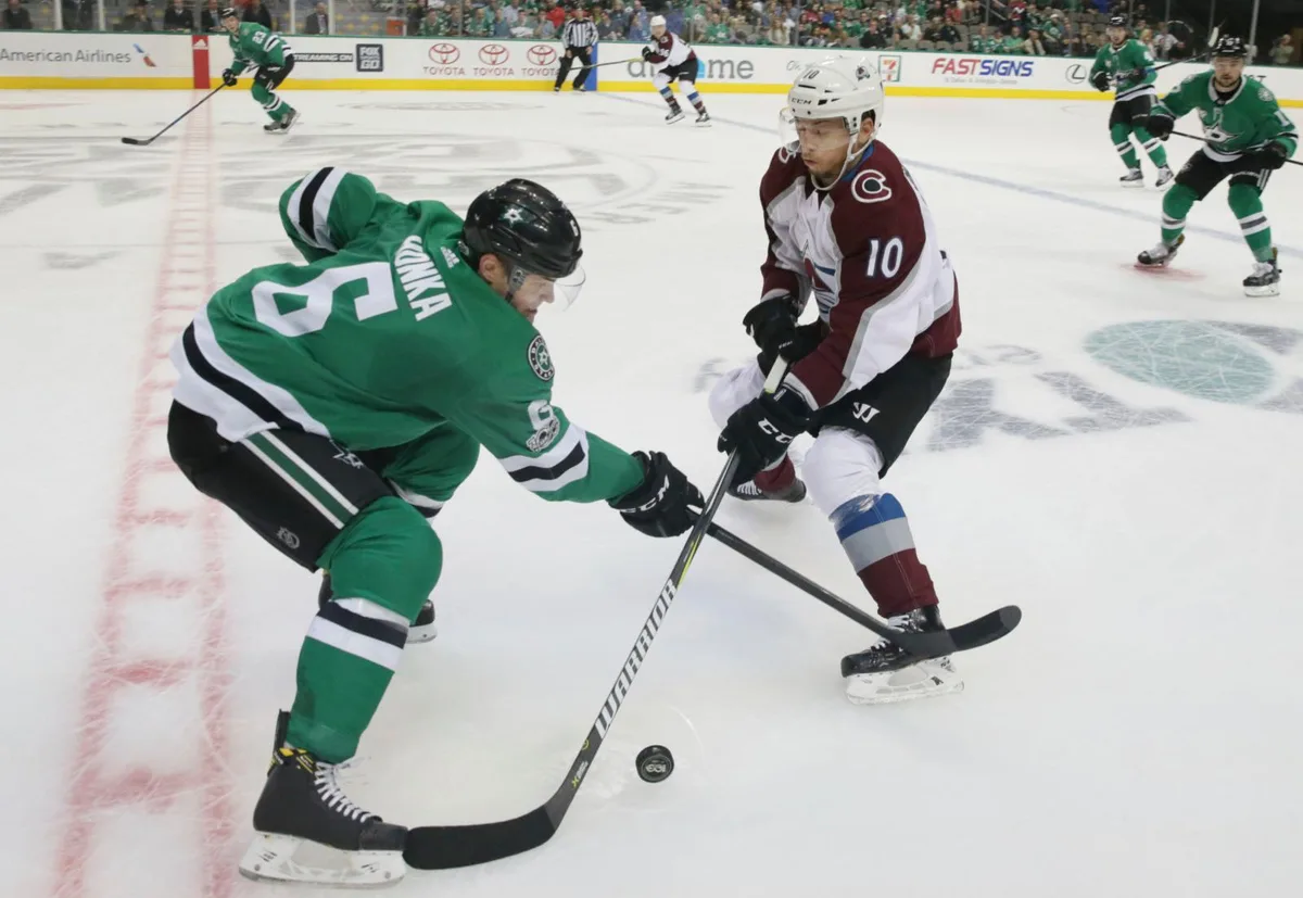 Der Wermatswiler Sven Andrighetto (rechts) im Spiel gegen die Dallas Stars. (Bild: Keystone)