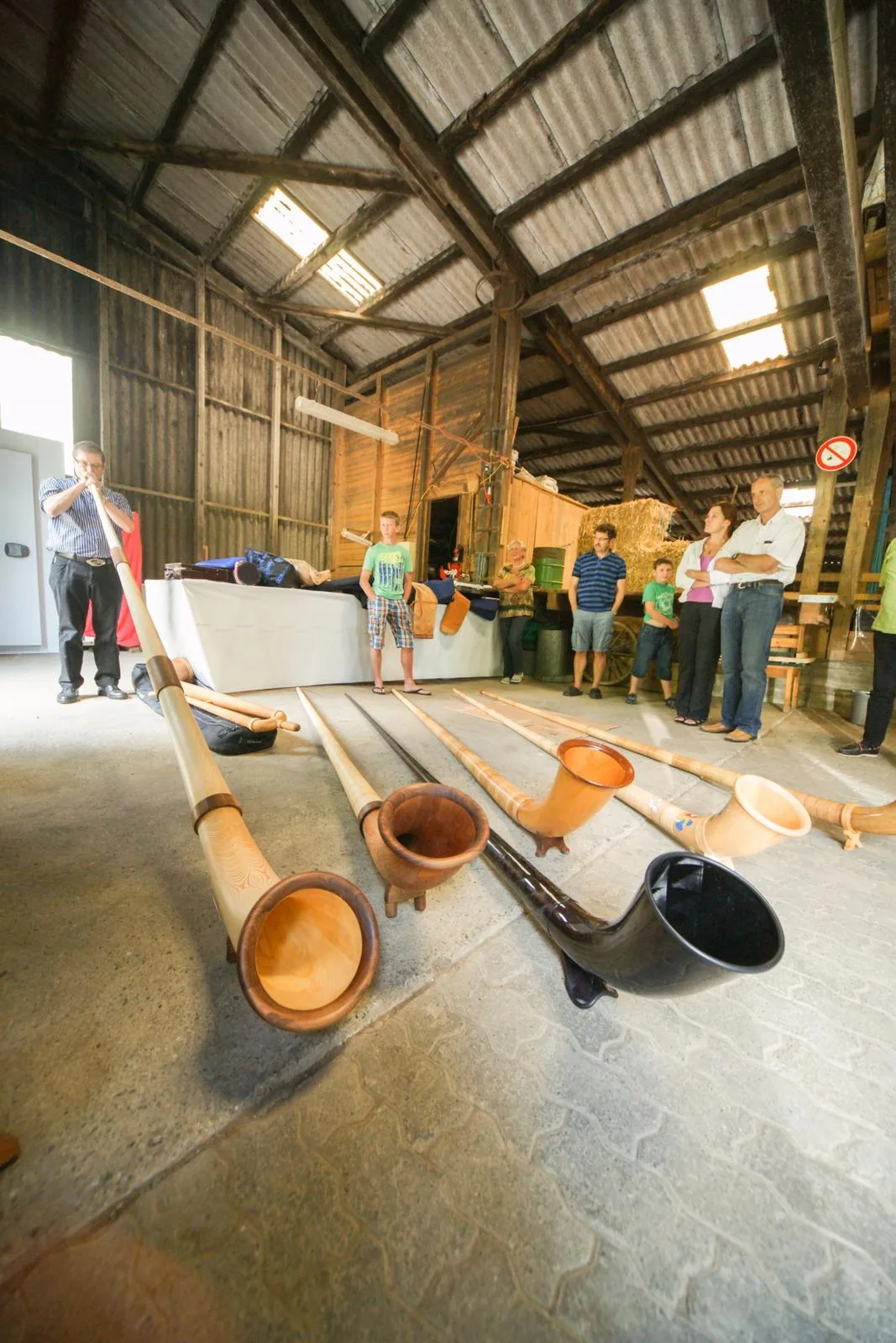 bp_14062014_alphorn_bag_8_von_8 Das Alphorn ist ein typisches Schweizer Instrument.
(Bild: zvg) , Zusammen mit der Drehorgel ergibt es einen reizvollen Klang.
(Bild: zvg)