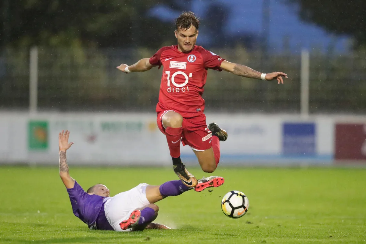 hager_fcrj_fcs01 Die nächste Hürde übersprungen: Rapperswils Dominik Schwizer lässt den Schaffhauser Helios Sessolo schlecht aussehen. (Archivbild Moritz Hager)
