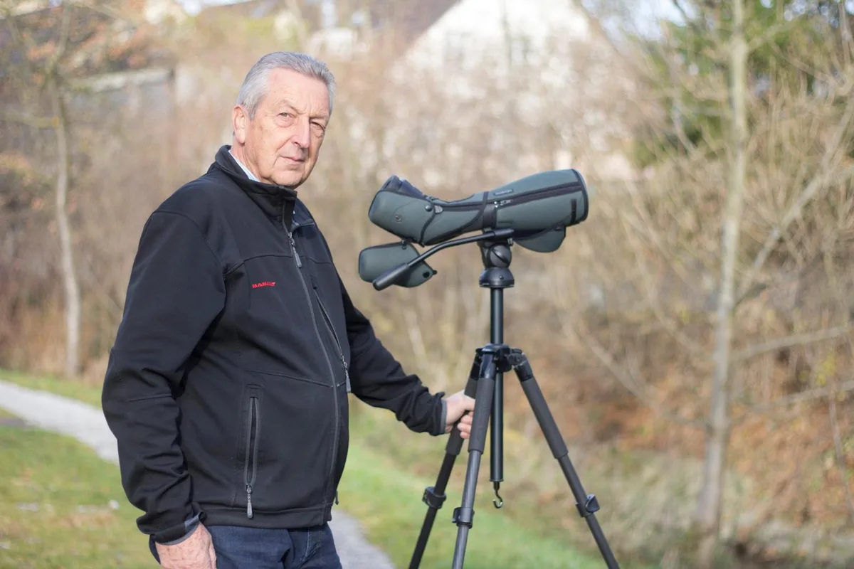 peterschuler Der Feldornithologe Peter Schuler weiss, wo man rund um Mönchaltorf welche Vögel zu Gesicht bekommen kann. (Bild: Noemi Ehrat)