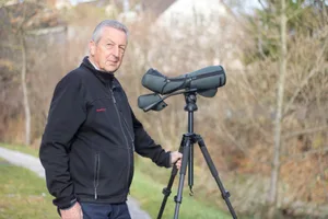 peterschuler Der Feldornithologe Peter Schuler weiss, wo man rund um Mönchaltorf welche Vögel zu Gesicht bekommen kann. (Bild: Noemi Ehrat)