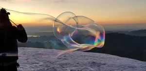 riesenseifenblase Das halbe Oberland befindet sich auf diesem Leserbild hinter einer Seifenblase. (Bea Winterberg)