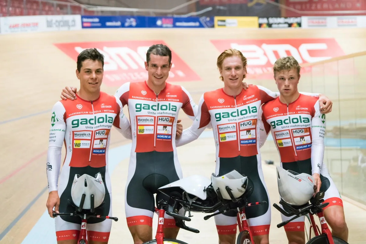 Nico Selenati, Claudio Imhof, Reto Müller und Lukas Rüegg (von links) gewannen in Grenchen in der Mannschaftsverfolgung. (Bild: Peter Mettler)