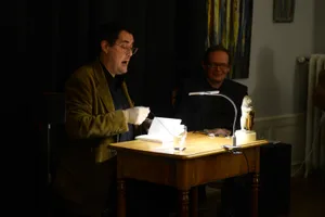 tz_uster_autorenlesung_gionm-cavelty_29112017_jam4_preview_0 Autor Gion Mathias Cavelty (links) und Moderator Christoph Meister führen durch den Abend. Eine Nebenrolle kommt dem Harfe spielenden Bär zu. (Bild: Mirjam Müller) , Aus dem Publikum werden Fragen gestellt. (Bild: Mirjam Müller) , Beim anschliessenden Apéro können die Besucher den Autor besser kennen lernen. (Bild: Mirjam Müller) , Sein neuestes Werk mit «Gold» überzogen.(Bild: Mirjam Müller)