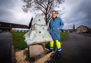uster_07112017_grillzeughausareal_sbo_3_preview Der Winter kann kommen: Franco Di Benedetto hat das Cheminée sicher verpackt.
(Bild: Seraina Boner)