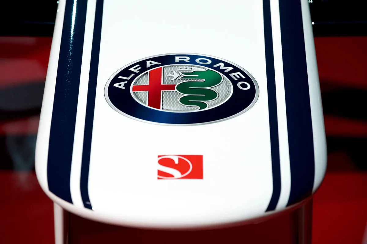alfa_auto-1 Sie feierten ihre Zusammenkunft: Alfa Romeo und das Hinwiler Sauber-Team. (Bild: Sauber Motorsport AG), Im Alfa-Museum in Mailand wurden die Fahrer und die neue Farbgebung des Autos präsentiert. (Bild: Sauber Motorsport AG), Rot-weiss, mit grossem Alfa-Logo auf der Motorenabdeckung: So sehen künftig die Sauber-Boliden aus. (Bild: Sauber Motorsport AG)