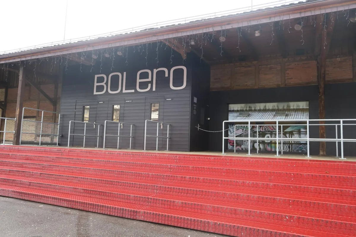 img_8119 Der Bolero Club in Winterthur ist Wochenende für Wochenende Ziel für Feierlustige.
(Bild: Talina Steinmetz) , Ines Allemann, Geschäftsführerin vom Bolero Club Winterthur, freut sich auf die Jubiläumsparty.
(Bild: Talina Steinmetz) , Der Raucherraum ist der grösste weit und breit in Winterthur.
(Bild: zvg) , Die Bar in der Lounge ist die mit 14 Metern die längste in Winterthur.
(Bild: zvg), Auf dem Tanzfloor hat es genügend Platz für Partygäste.
(Bild: zvg), Die Bars laden zu einem Drink ein.
(Bild: zvg), Der Boleroclub Winterthur hat bereits 16 Jahre hinter sich.
(Bild: zvg), Alle fünf Jahre findet ein Umbau statt. So sah der Club früher einmal aus.
(Bild: zvg), Schaut man genau hin, erkennt man hier den Mainfloor.
(Bild: zvg), Der Bolero Club möchte nicht in der Zeit stehenbleiben und den Bedürfnissen nachkomen.
(Bild: zvg)