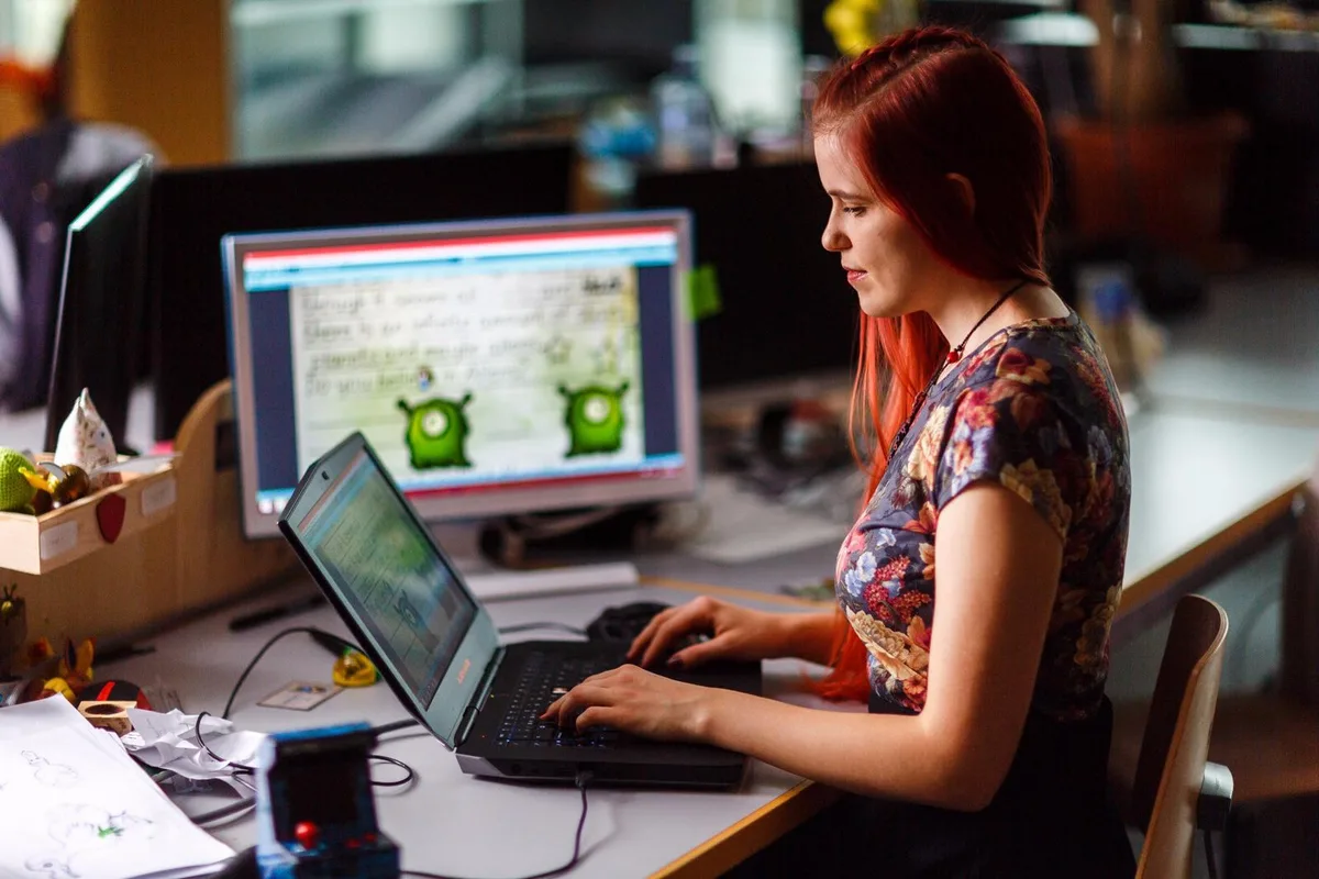 Die Ustermerin Martina Hotz studiert an der Zürcher Hochschule der Künste Game Design. (Bild: NIcolas Zonvi), Sie arbeitet zurzeit an ihrem eignen Adventure-Game «Letters». (Bild: NIcolas Zonvi) , Im kommenden Jahr schliesst Hotz ihr Bachelor-Studium ab. (Bild: NIcolas Zonvi), Eine Game-Designerin ohne Laptop ist wie ein Maler ohne Pinsel. (Bild: NIcolas Zonvi)