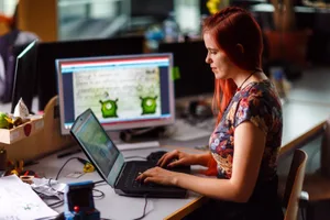 zuerich_28112017_hotz_naz-10 Die Ustermerin Martina Hotz studiert an der Zürcher Hochschule der Künste Game Design. (Bild: NIcolas Zonvi), Sie arbeitet zurzeit an ihrem eignen Adventure-Game «Letters». (Bild: NIcolas Zonvi) , Im kommenden Jahr schliesst Hotz ihr Bachelor-Studium ab. (Bild: NIcolas Zonvi), Eine Game-Designerin ohne Laptop ist wie ein Maler ohne Pinsel. (Bild: NIcolas Zonvi)