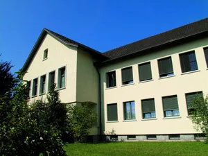 25_bezirksgericht_hinwil_jan_16 Vor dem Bezirksgericht Hinwil stand für einmal ein Polizist als Angeklagter. Er wurde aber vom Vorwurf der Amtsgeheimnisverletzung freigesprochen. (Bild: Gerichte Zürich)