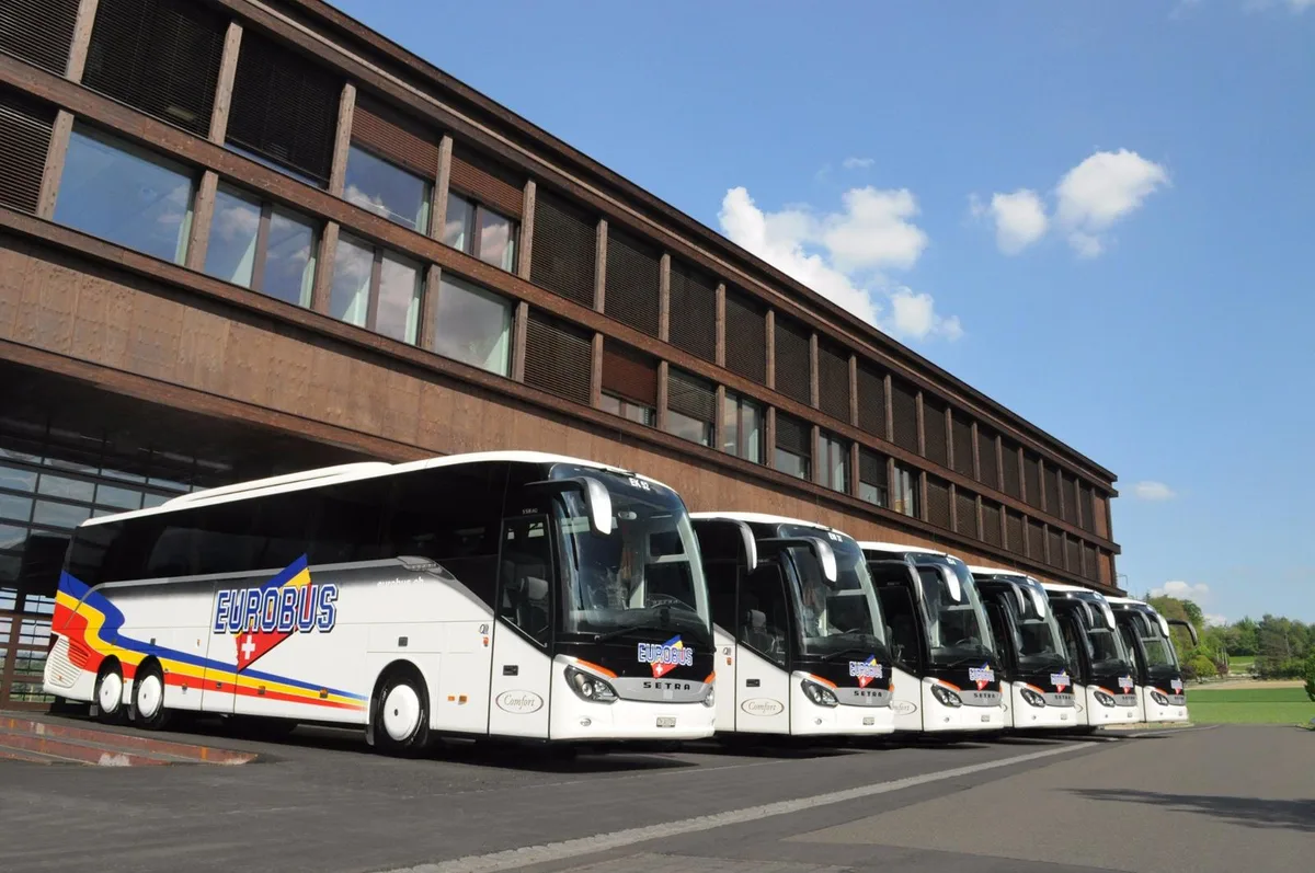 eurobus_flotte_reisezentrum_windisch_2014 Eurobus ist neben dem anderen Schweizer Unternehmen «Domo Reisen», der zweite Fernbus-Anbieter, der eine Konzession für ein ÖV-Netz beim Bund beantragt hat. (Bild: Keystone)