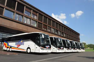 eurobus_flotte_reisezentrum_windisch_2014 Eurobus ist neben dem anderen Schweizer Unternehmen «Domo Reisen», der zweite Fernbus-Anbieter, der eine Konzession für ein ÖV-Netz beim Bund beantragt hat. (Bild: Keystone)