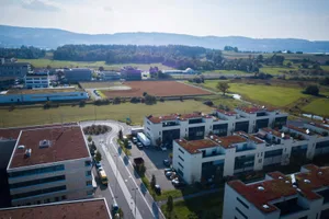 uster_umfahrung23-09-17_fsm_017_preview Dieser Strassenabschnitt hinter den KMU-Boxen soll dereinst Teil der Umfahrung Uster West sein.
(Archivbild Fabion Meier)