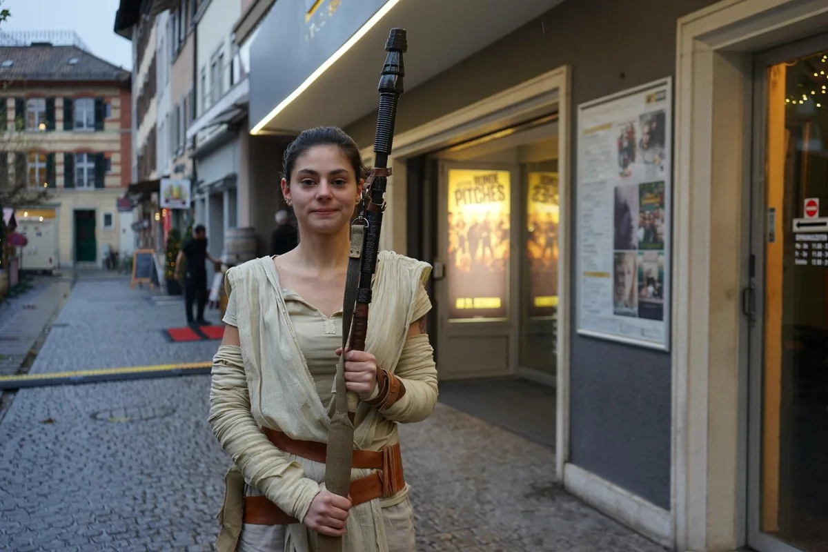 Isabelle Graf ist ein grosser Fan der Kämpferin Rey. (Bild: Talina Steinmetz), Die 24-Jährige hofft, dass der achte Teil der Saga offene Fragen um ihren Lieblingscharakter klärt. (Bild: Talina Steinmetz) , Ihre Mutter hat das Kostüm der Kämpferin für Isabelle Graf nachgeschneidert. (Bild: Talina Steinmetz)