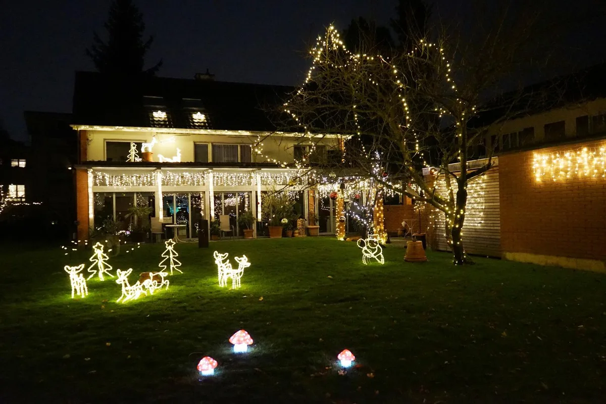 weihnachtsbeleuchtung_familie_hintermeister Der Garten und das Haus von Ursina und Ruedi Hintermeister. Jedes Jahr wird es im grossen Stil beleuchtet.
(Bild: Talina Steinmetz), Ursina und Ruedi Hintermeister sind grosse Fans ihrer Beleuchtung.
(Bild: Talina Steinmetz), Mit diesem Rentier hat alles begonnen.
(Bild: Talina Steinmetz), Der Garten ist schon von weit her sichtbar.
(Bild: Talina Steinmetz), Lichter, die in der dunklen und kalten Jahreszeit Wärme schenken.
(Bild: Talina Steinmetz), Die gesamte Beleuchtung wird über eine automatische Zeitschaltuhr gesteuert.
(Bild: Talina Steinmetz), Nachbarn, Kinder und Spaziergänger freuen sich sehr ab der grossflächigen Beleuchtung.
(Bild: Talina Steinmetz), Heute steht im Garten mehr als nur ein Beleuchtungs-Accessoire. , Der Aufbau wurde zum Familienevent.
(Bild: Talina Steinmetz), Die Details machen das grosse Ganze aus.
(Bild: Talina Steinmetz), Ursina und Ruedi Hintermeister sind froh, die Menschen in der Umgebung eine Freude machen zu können.
(Bild: Talina Steinmetz), Fünf Stunden dauert es, bis jeweils alles steht, blinkt und leuchtet.
(Bild: Talina Steinmetz), Die Hintermeisters bauen diese seit zehn Jahren auf.
(Bild: Talina Steinmetz), Bilder sagen mehr als tausend Worte.
(Bild: Talina Steinmetz), Die Winterthurer freuen sich über die positive Rückmeldungen.
(Bild: Talina Steinmetz), Ursina und Ruedi Hintermeister mit zwei leuchtenden Pilzen. Diese stehen auf dem Rasen.
(Bild: Talina Steinmetz)