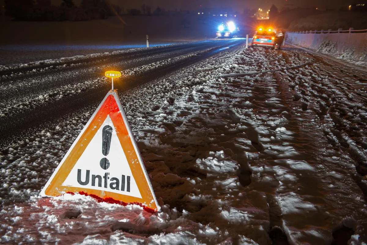 In der Nacht gibt es erneut Schnee. Es muss daher mit Strassenverhältnissen gerechnet werden, auf denen es bei zu schneller Geschwindigkeit schnell einmal krachen könnte. (Symbolbild: Christian Merz)