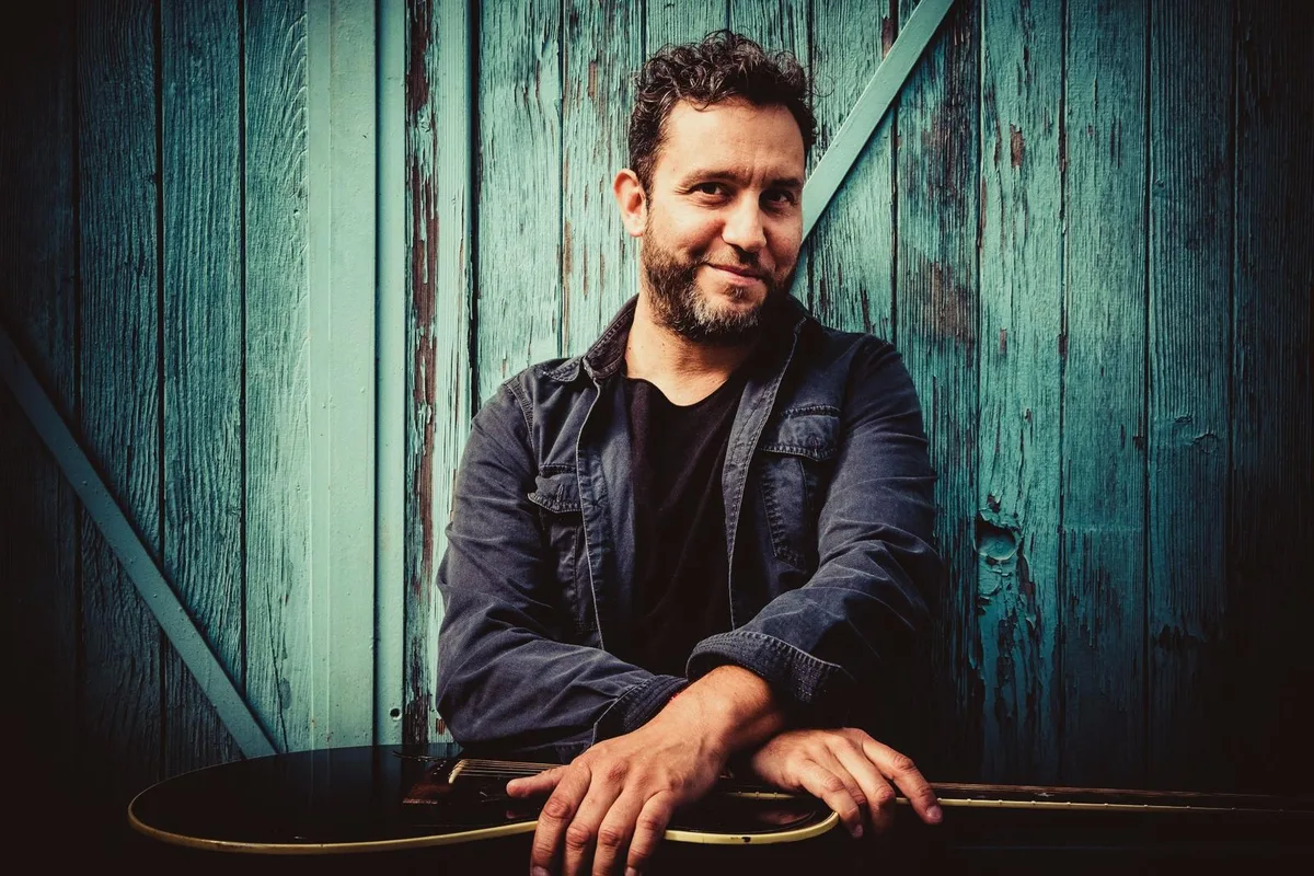 Reto Burrell zeigt sich auf seinem neuem Album «Side A &amp;amp; B» von zwei musikalischen Seiten. 

(Bild: zvg) , Am 17. Dezember stellt er dieses in Winterthur vor. 

(Bild: zvg)