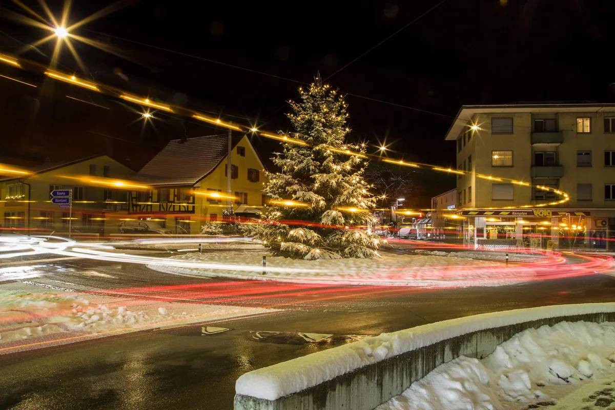 2017-12-09_lichterglanz_im_ochsenkreisel_2 Der weihnächtlich geschmückte Ochsenkreisel in Wetzikon gefiel den Lesern am besten. (Monika Dubach)
