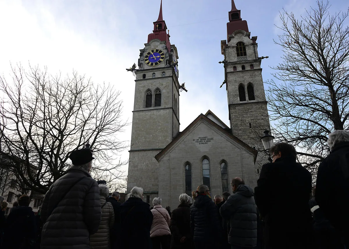 onl_stadi_stadtgluet_kirchplatz_winterthur_jam20_0 Mehrere Hundert Zuhörer versammelten sich auf dem Kirchplatz, um das Winterthurer Stadtglüüt mitzuverfolgen. (Bild: Mirjam Müller)