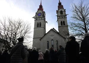 onl_stadi_stadtgluet_kirchplatz_winterthur_jam20_0 Mehrere Hundert Zuhörer versammelten sich auf dem Kirchplatz, um das Winterthurer Stadtglüüt mitzuverfolgen. (Bild: Mirjam Müller)