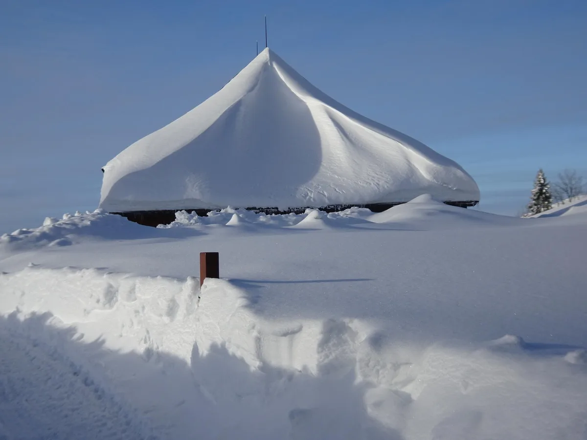 schneehaus Einen Giebel aus Schnee hat dieses Bauernhaus auf der Schwämi vor Weihnachten erhalten. (Leserbild: Herbert Sennhauser)